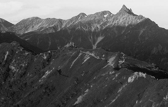 北アルプス・No.001 燕岳から見た蛙岩と槍ヶ岳（８月中旬）